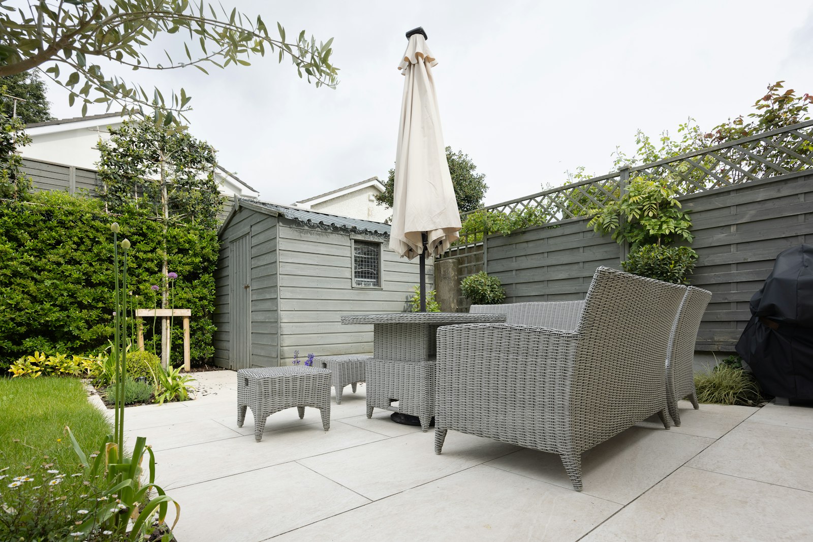 Modern backyard patio in Vaughan